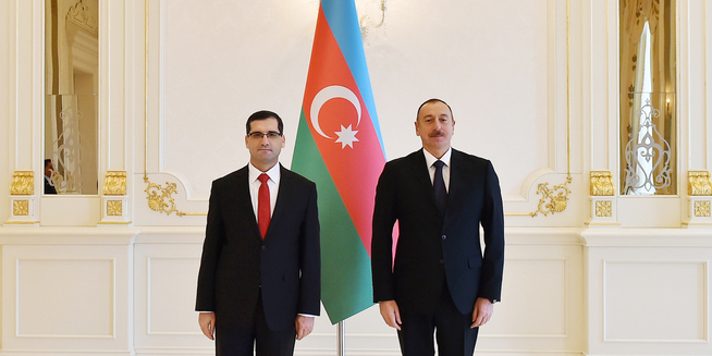 Ильхам Алиев принял верительные грамоты нового посла Турции - ФОТО